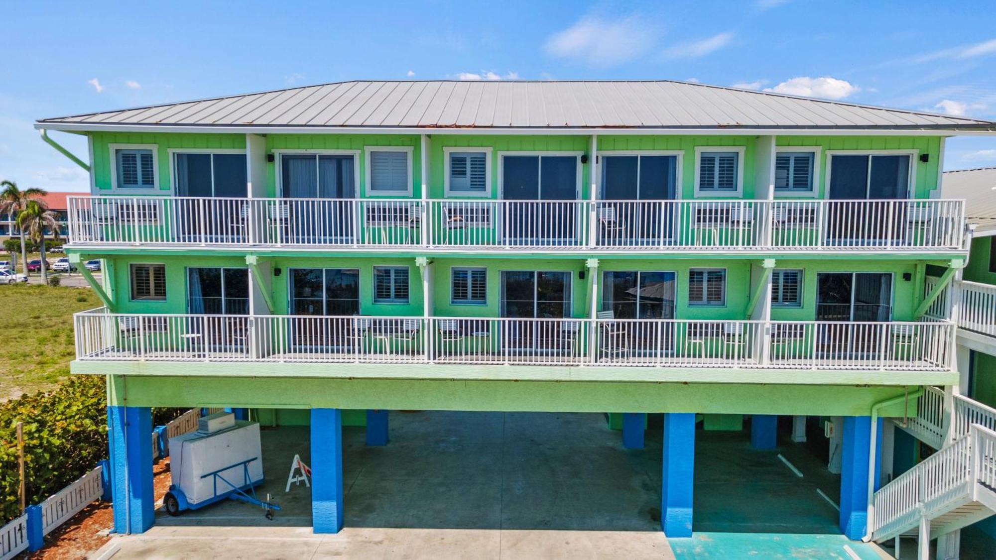 Partial Ocean View Hotel Room- King Bed #1 皮尔斯堡 外观 照片
