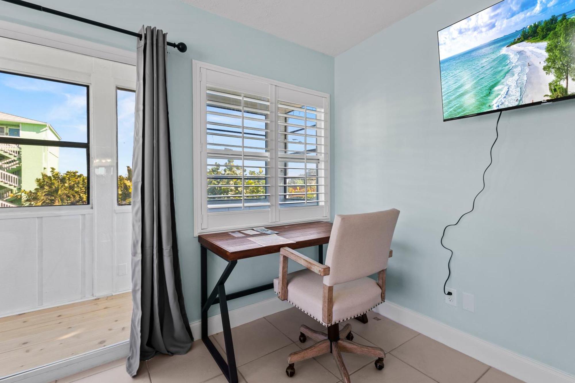 Partial Ocean View Hotel Room- King Bed #1 皮尔斯堡 外观 照片