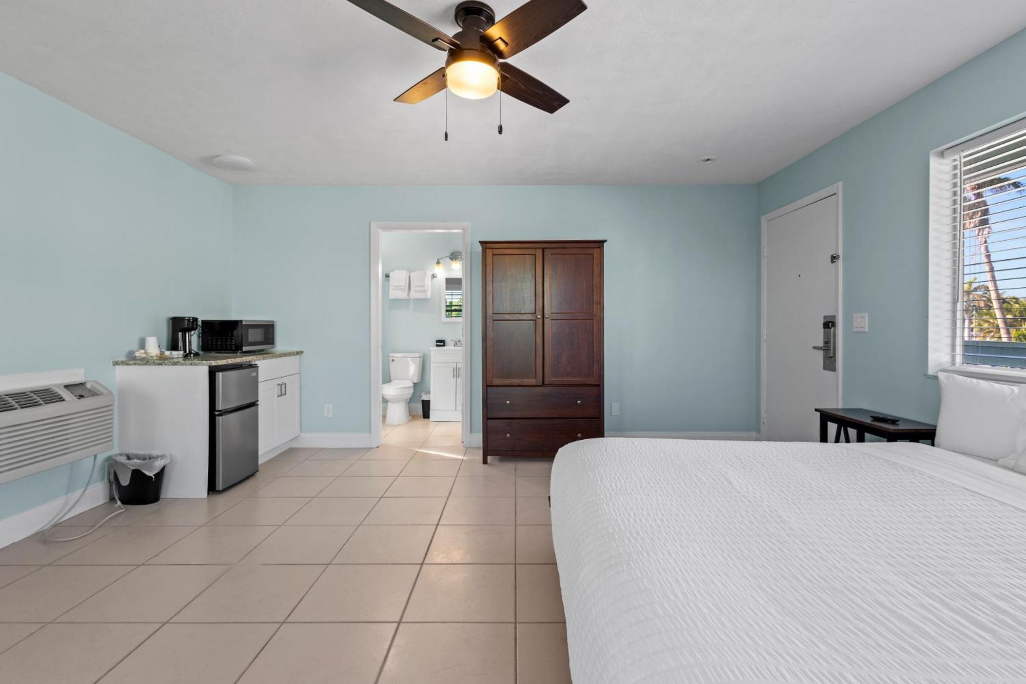Partial Ocean View Hotel Room- King Bed #1 皮尔斯堡 外观 照片